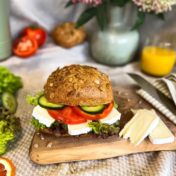 Kürbiskern-Vollkornbrötchen | Belegt mit Camembert-Käse