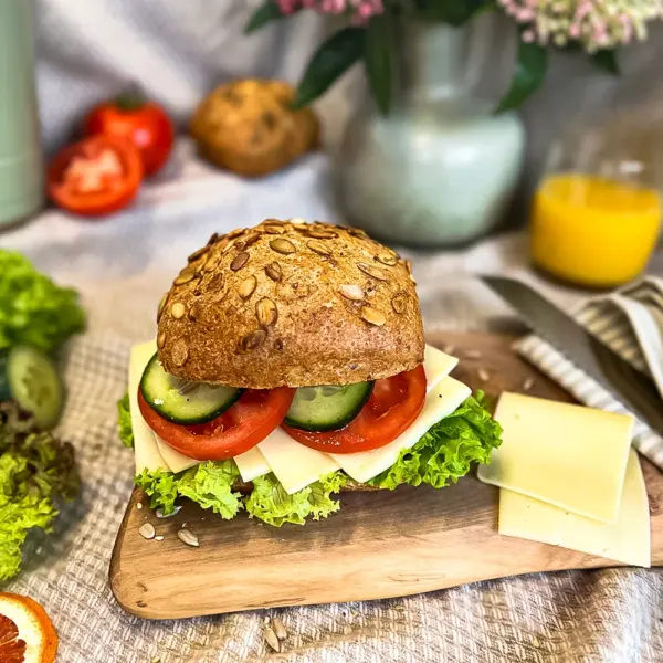 Kürbiskern-Vollkornbrötchen | Belegt mit Edamer-Käse