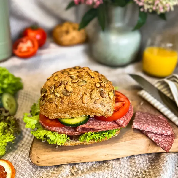 Kürbiskern-Vollkornbrötchen | Belegt mit Salami