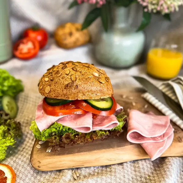 Kürbiskern-Vollkornbrötchen | Belegt mit Schinken