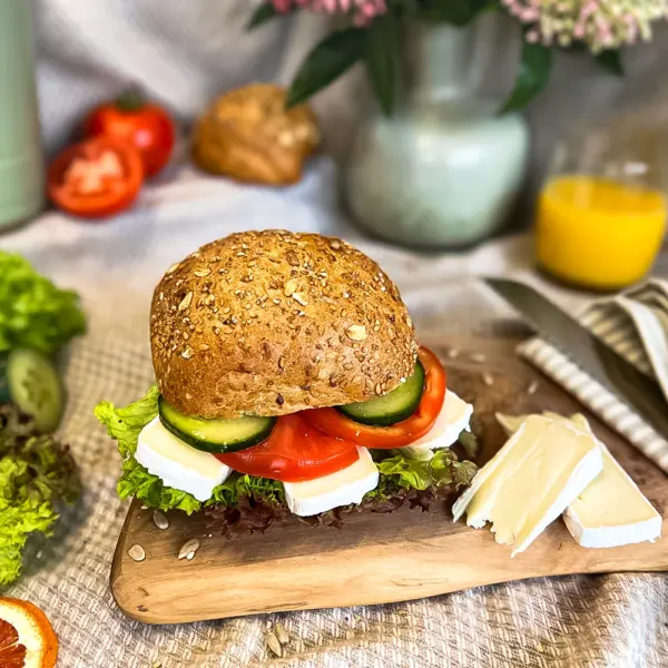 Mehrkornbrötchen | Belegt mit Camembert-Käse