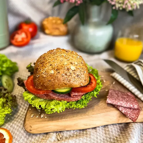 Mehrkornbrötchen | Belegt mit Salami