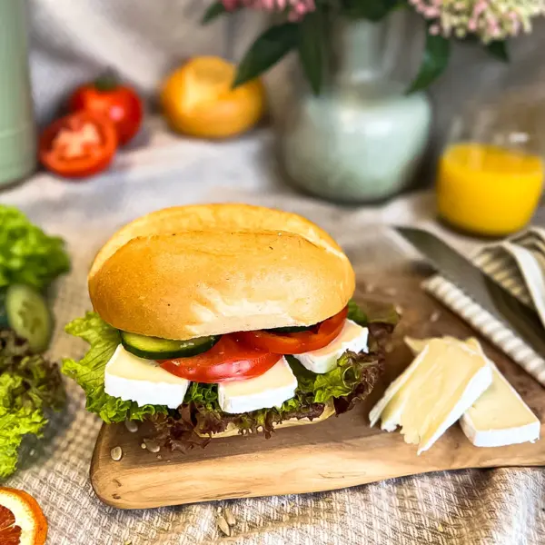 Meisterbrötchen | Belegt mit Camembert-Käse