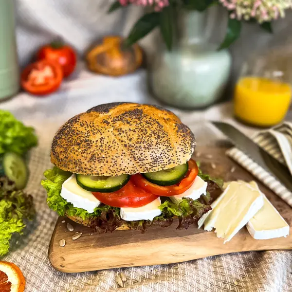 Mohnbrötchen | Belegt mit Camembert-Käse