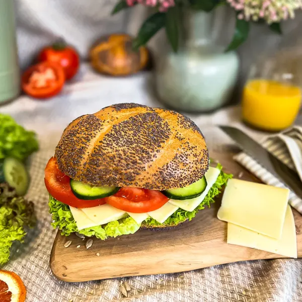 Mohnbrötchen | Belegt mit Edamer-Käse